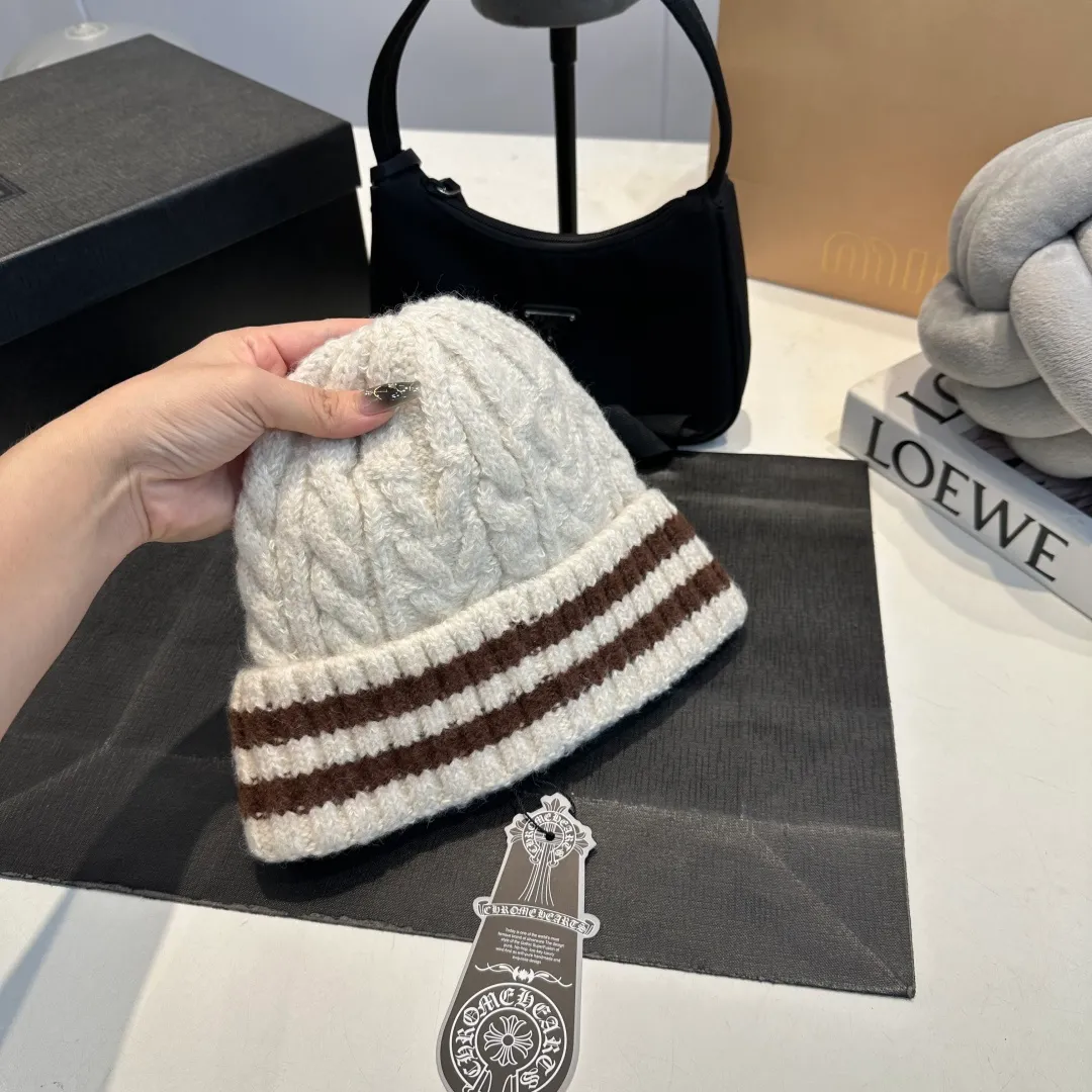 P56 Crow Heart Autumn and Winter Wool Knitted Beanie This must be a favorite of minimalism. It is clean, neat, fashionable and versatile, and will definitely not be picky about your face shape! A fashionable classic that lasts forever! Fashionable black and white can be purchased together!